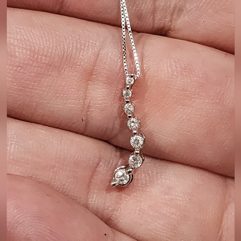 10k white gold diamond journey Necklace. 18in box chain